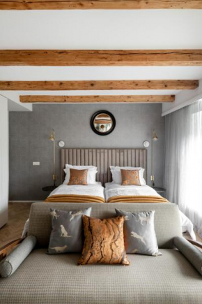 Suite with private bathroom at three bedroom interwar Villa Grabyte with daily spaces to share by pine forest on the bank of the river- 8min by car from old town